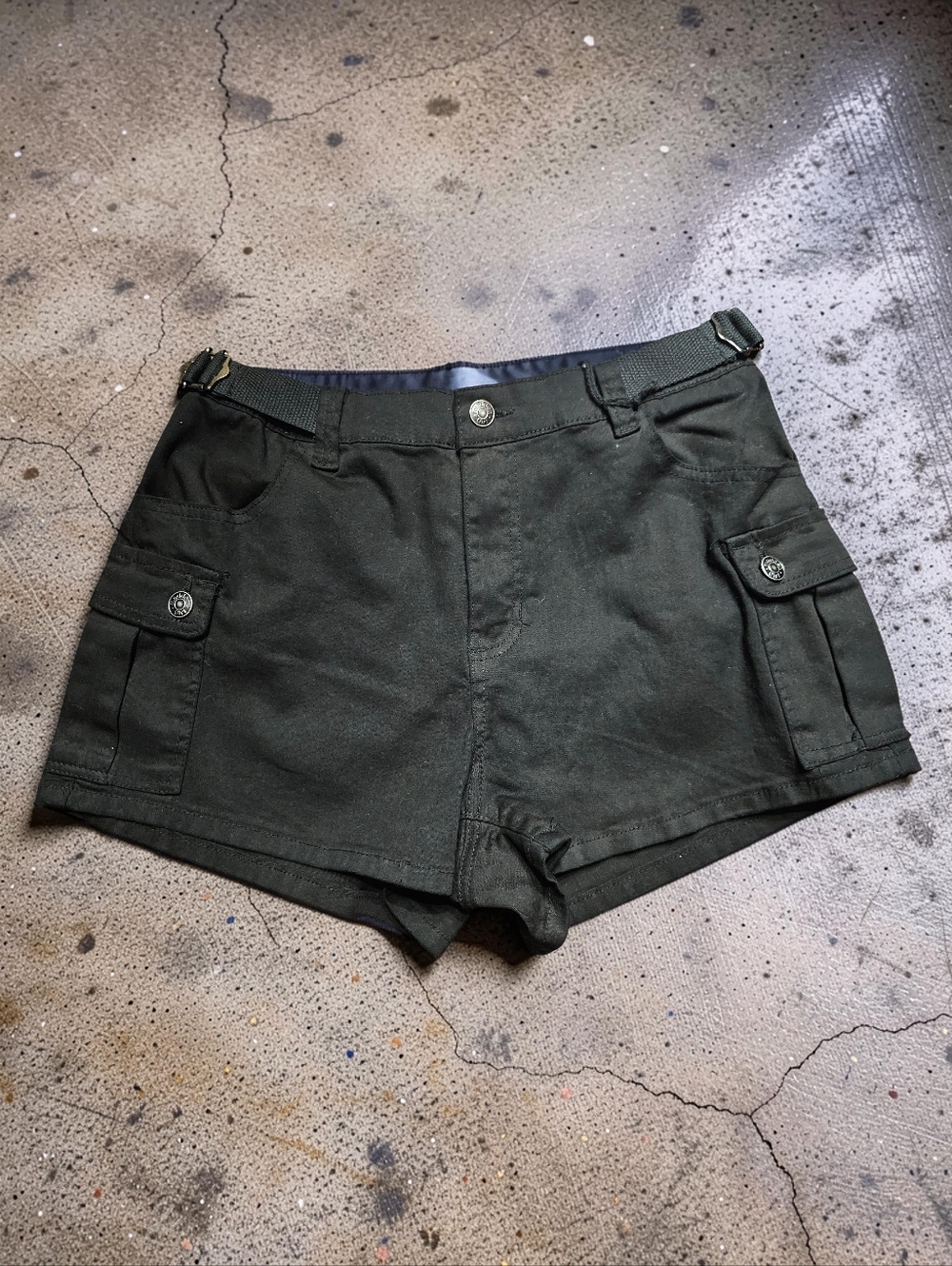MADDEN GIRL Women’s Black Cargo Shorts. Size L. NWT!
